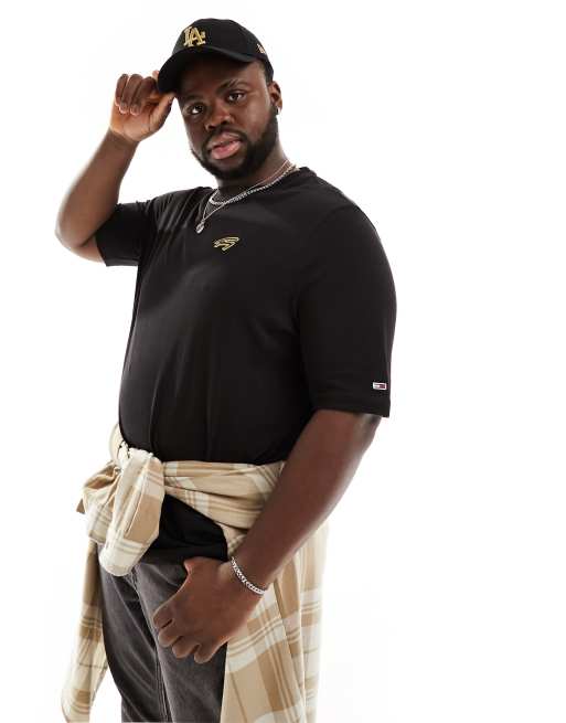 Tommy Jeans Big & Tall - Sort T-shirt med klassisk signatur i guldfarve