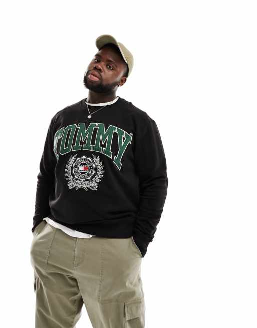 Tommy Jeans Big & Tall - Sweatshirt met ronde hals en collegestijl print in zwart