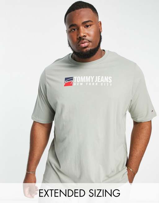 Tommy Jeans Big & Tall – T-Shirt in Khaki mit mittigem Logo