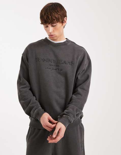 Tommy Jeans – Bleksvart, klassisk sweatshirt med centrerad, präglad logga - view 1