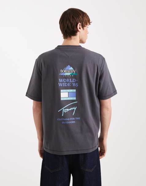 Tommy Jeans – Bleksvart t-shirt med flagglogga och bergstryck baktill - view 1