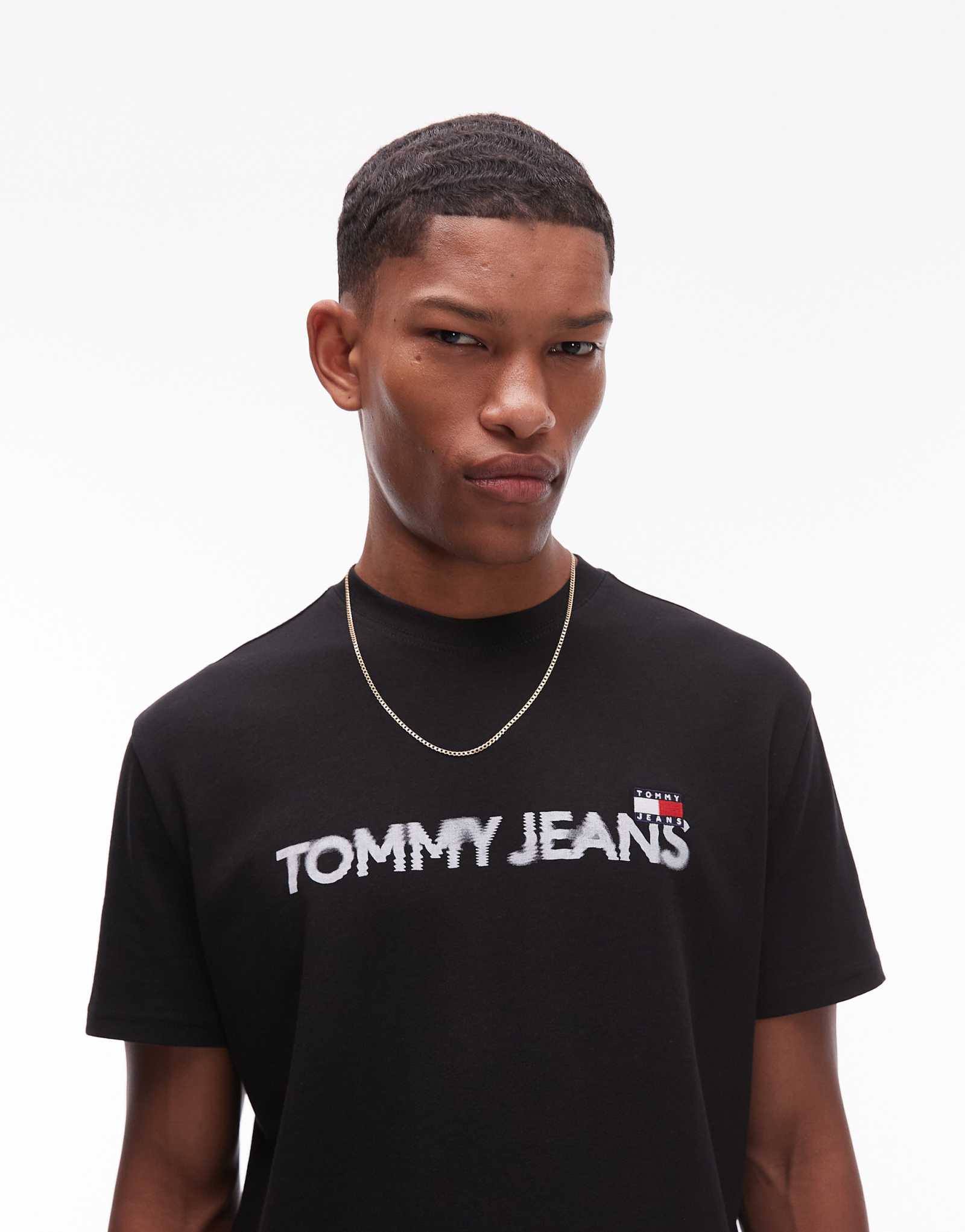 Футболка с размытым логотипом Tommy Jeans черного цвета