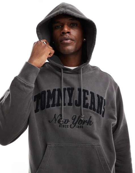 Tommy Jeans – Bluza w spranym czarnym kolorze z kapturem i nadrukiem w uczelnianym stylu vintage - view 1