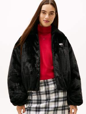 Tommy Jeans - Bomberjacke aus Kunstpelz in Schwarz mit Tommy-Aufnäher