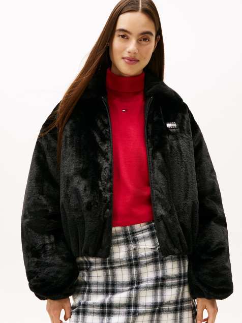 Tommy Jeans – Bomberjacke aus Kunstpelz in Schwarz mit Tommy-Aufnäher - view 1