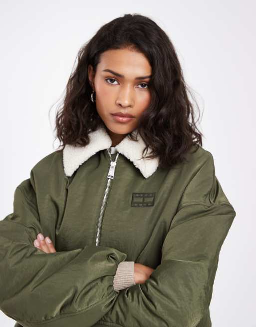Tommy Jeans Bomberjacke mit aufgesticktem Logo-Patch und Teddykragen in Khaki, 2 von 5
