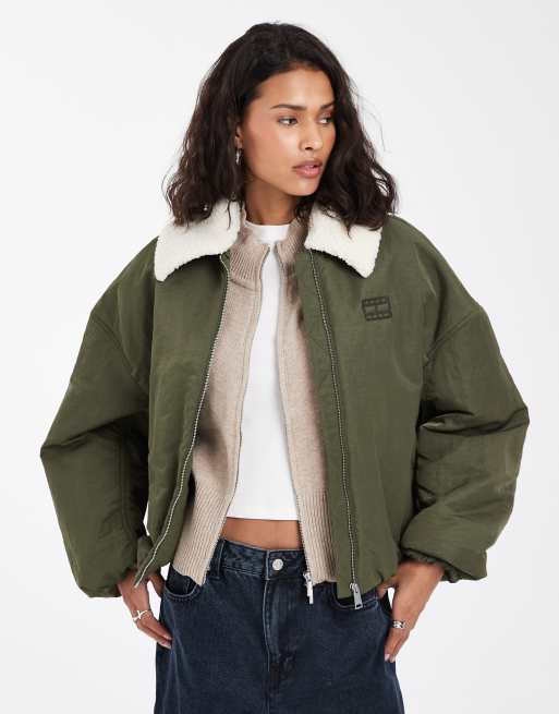 Tommy Jeans Bomberjacke mit aufgesticktem Logo-Patch und Teddykragen in Khaki, 5 von 5