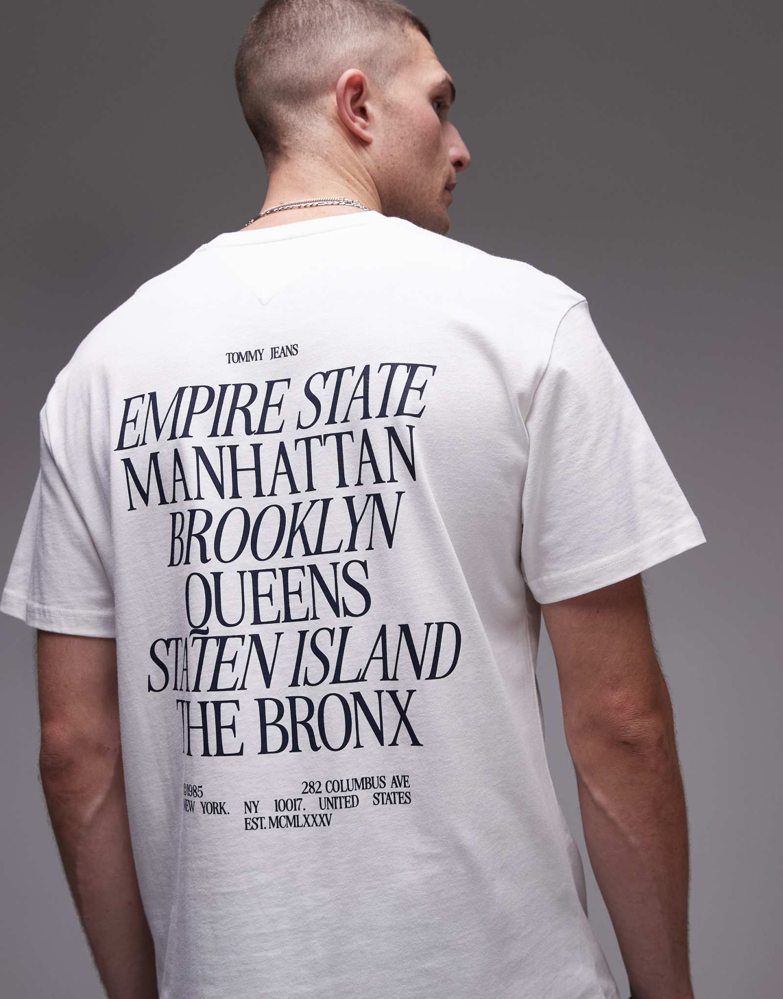 Белая футболка с принтом Tommy Jeans boroughs backprint