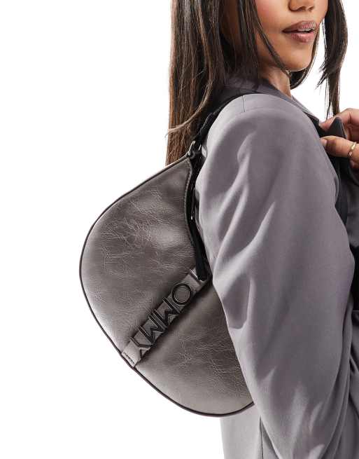 Tommy Jeans - Borsa da spalla in pelle effetto screpolato argento metallizzato con scritta appariscente