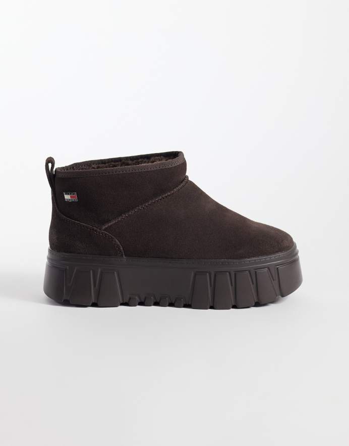Tommy Jeans botas de plataforma de ante premium en marrón oscuro
