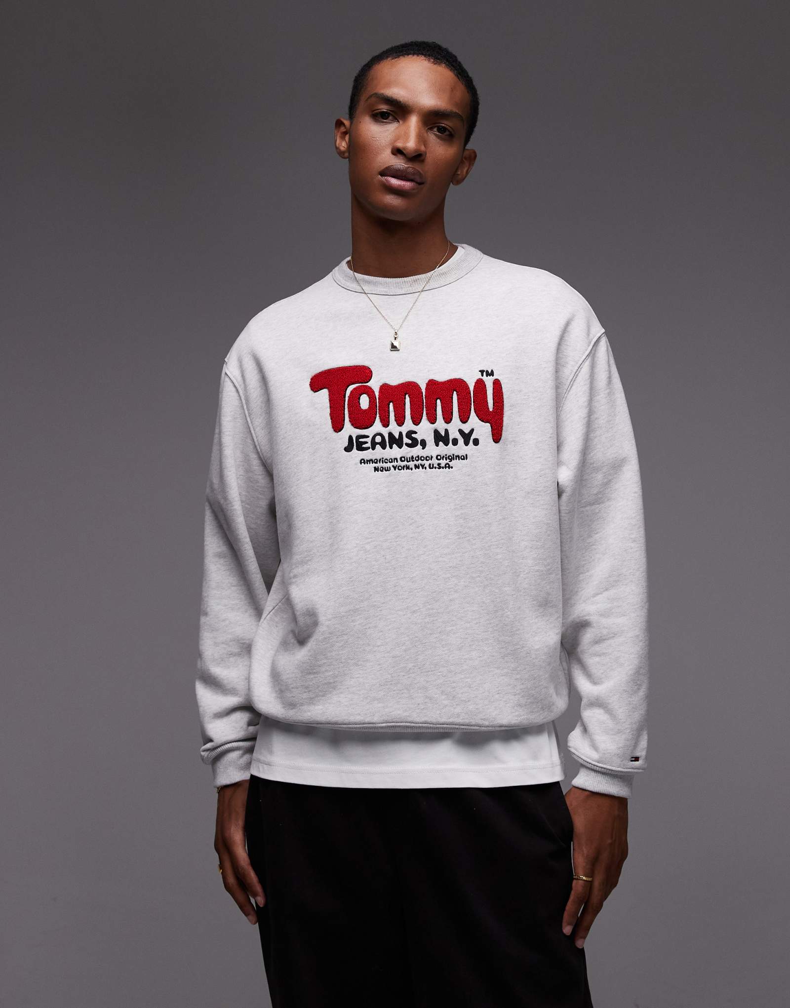 Толстовка с букле и логотипом Tommy Jeans серого и красного цветов
