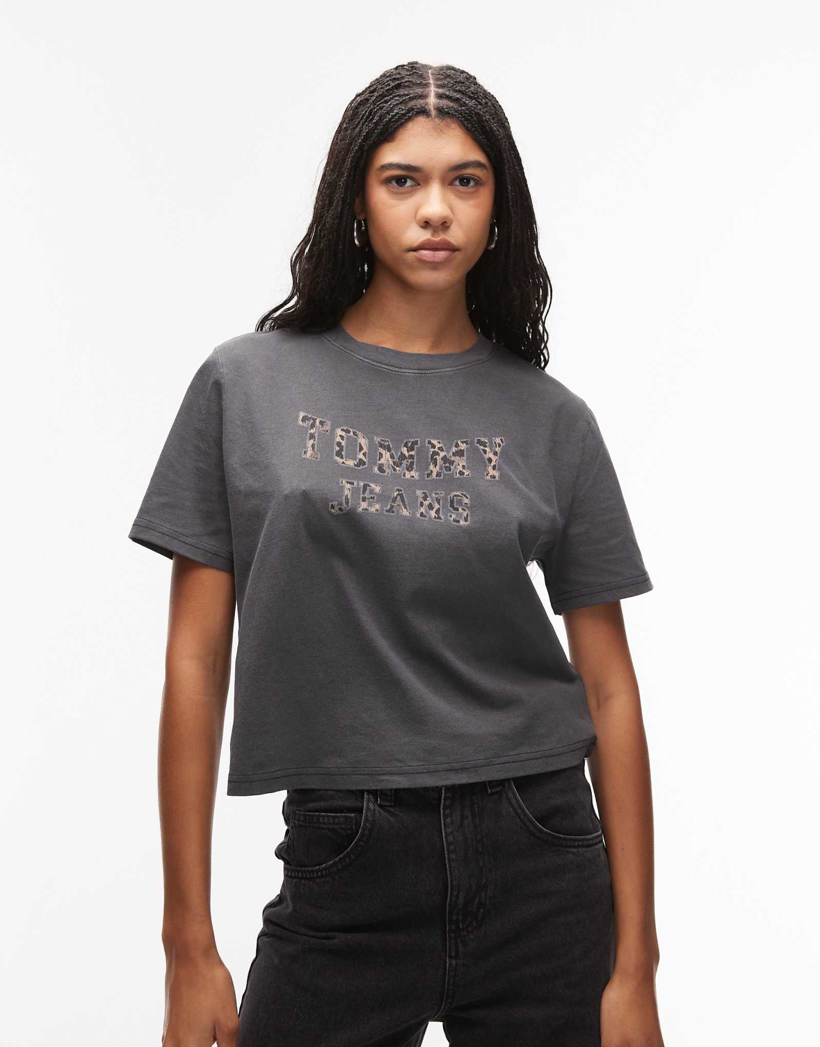 Облегающая футболка Tommy Jeans черного цвета с леопардовым логотипом