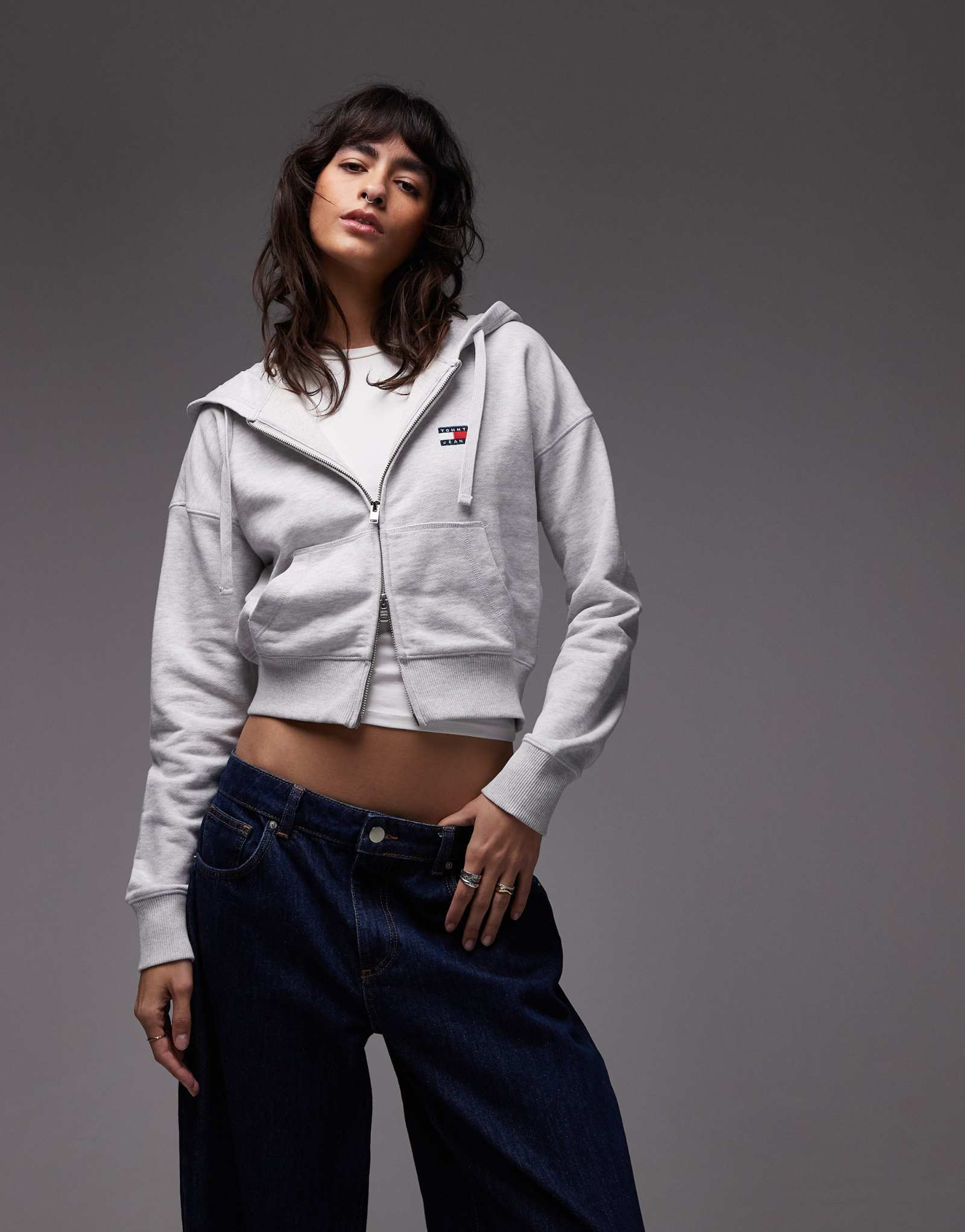 Облегающая толстовка на молнии Tommy Jeans серого цвета