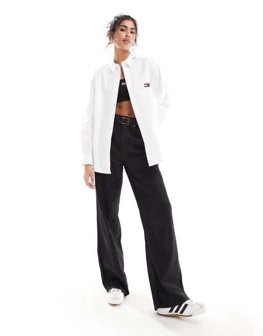 Tommy Jeans – Boyfriend-Hemdbluse in Weiß mit Aufnäher