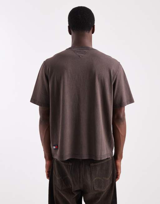 Tommy Jeans – Brun, klassisk t-shirt med centrerad, präglad logga , 3 av 5