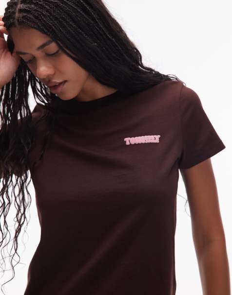 Tommy Jeans - Brun T-shirt med grafisk logo på brystet og print på ryggen - view 1