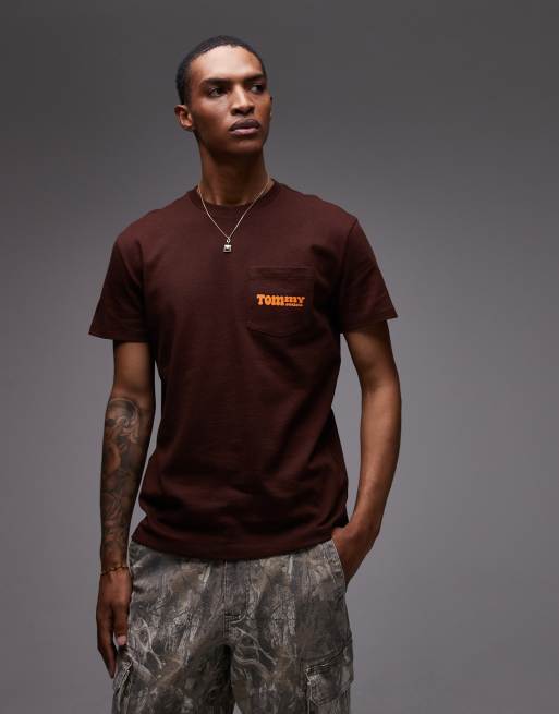 Tommy Jeans – Brun t-shirt med mönstrad ficka och tryck baktill, 3 av 5