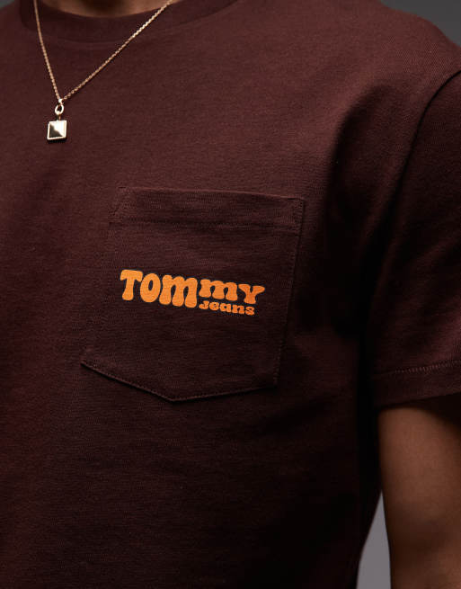 Tommy Jeans – Brun t-shirt med mönstrad ficka och tryck baktill, 5 av 5