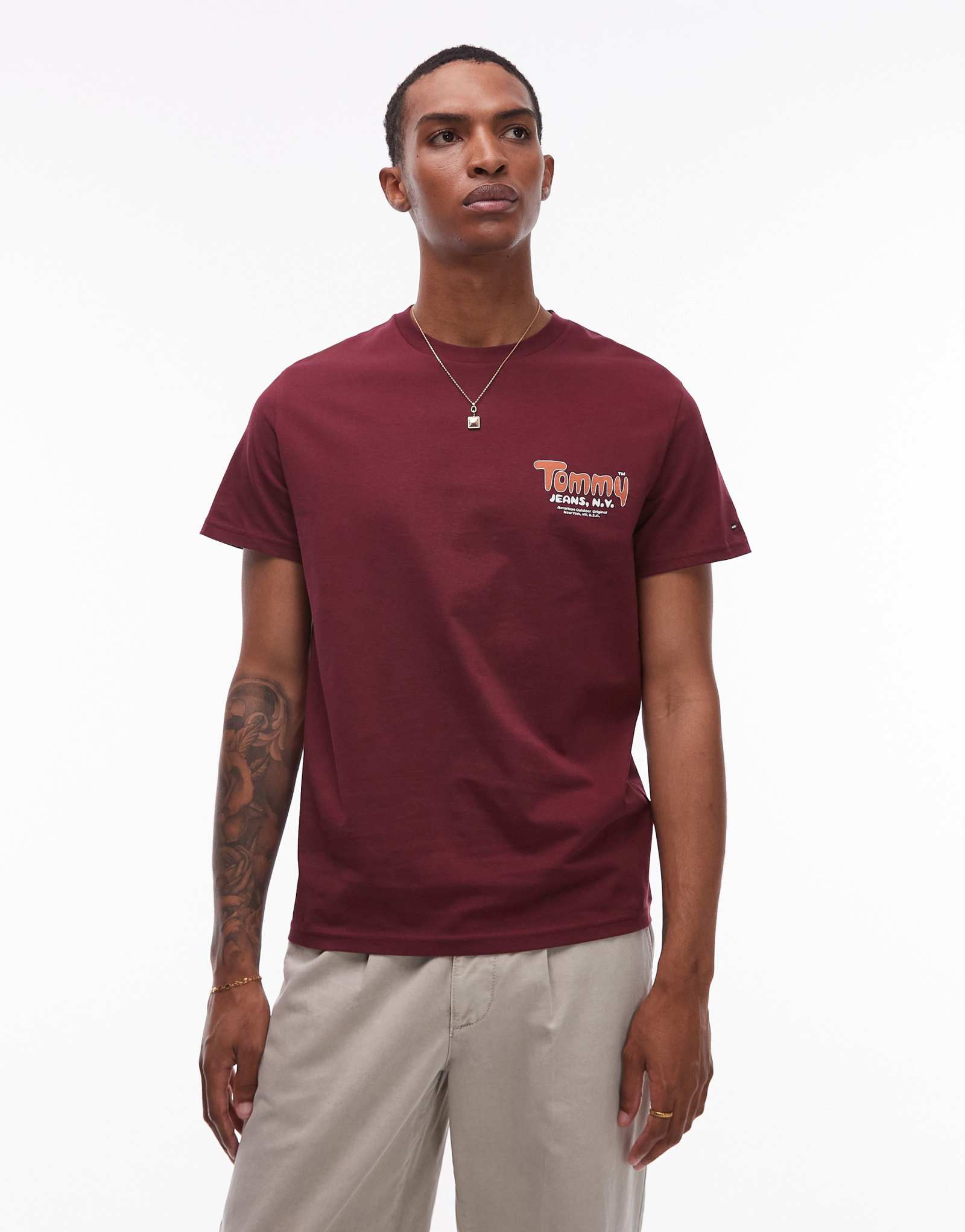 Облегающая футболка с логотипом Tommy Jeans на груди бордового цвета