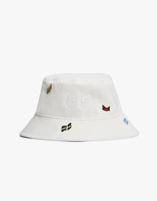Tommy Jeans Bucket Hat mit mehrfarbiger Flaggenstickerei in Weiß, 2 von 3
