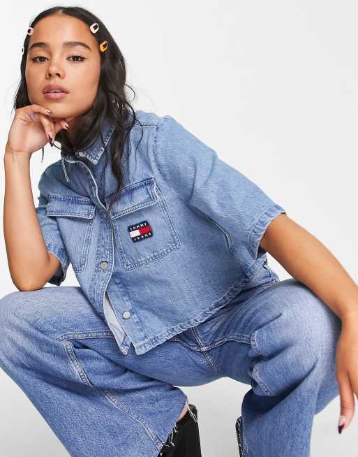 Tommy Jeans - Camicia di jeans a maniche corte in cotone lavaggio medio blu con logo - MBLUE