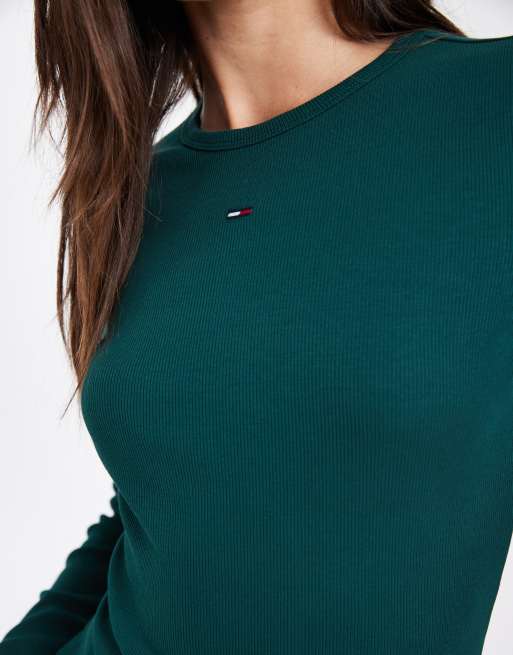 Tommy Jeans - camiseta de manga larga entallada con logo de bandera en verde oscuro, 3 de 4