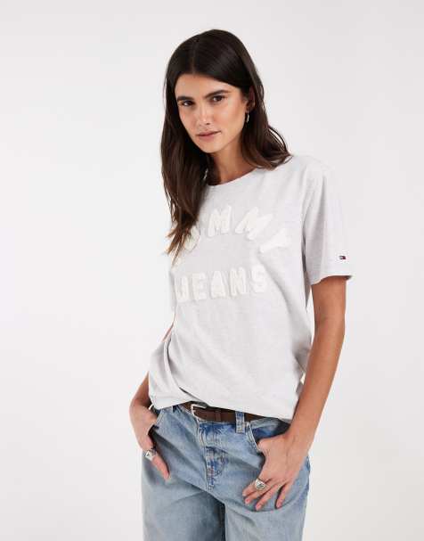 Tommy Jeans - camiseta relaxed fit con logo varsity en gris claro - view 1