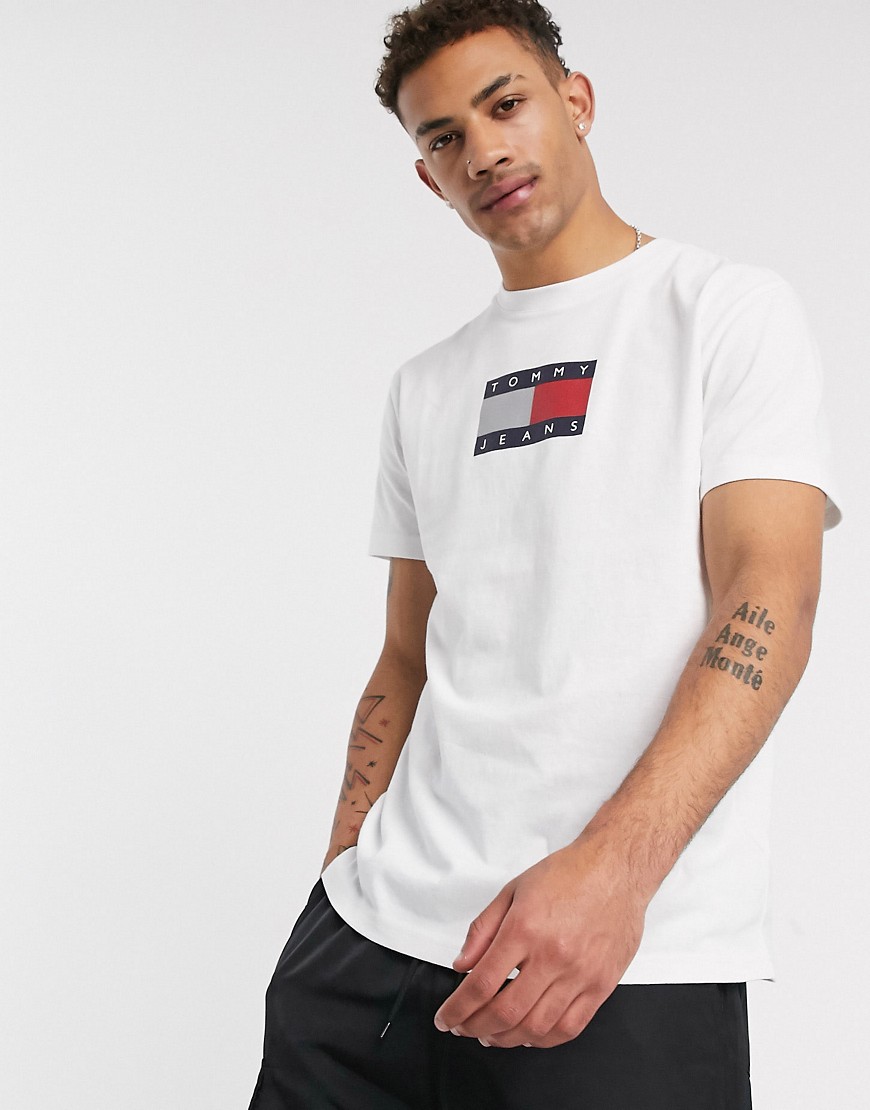 Tommy Jeans - Capsule - T-shirt bianca con logo a bandiera metallizzato-Bianco