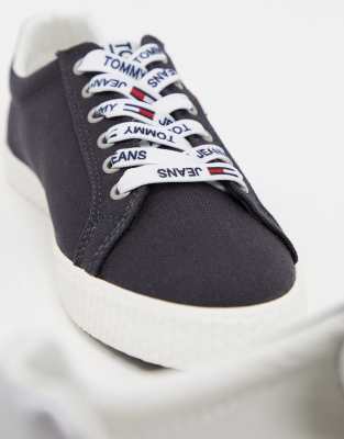 tommy lace up casual sneaker