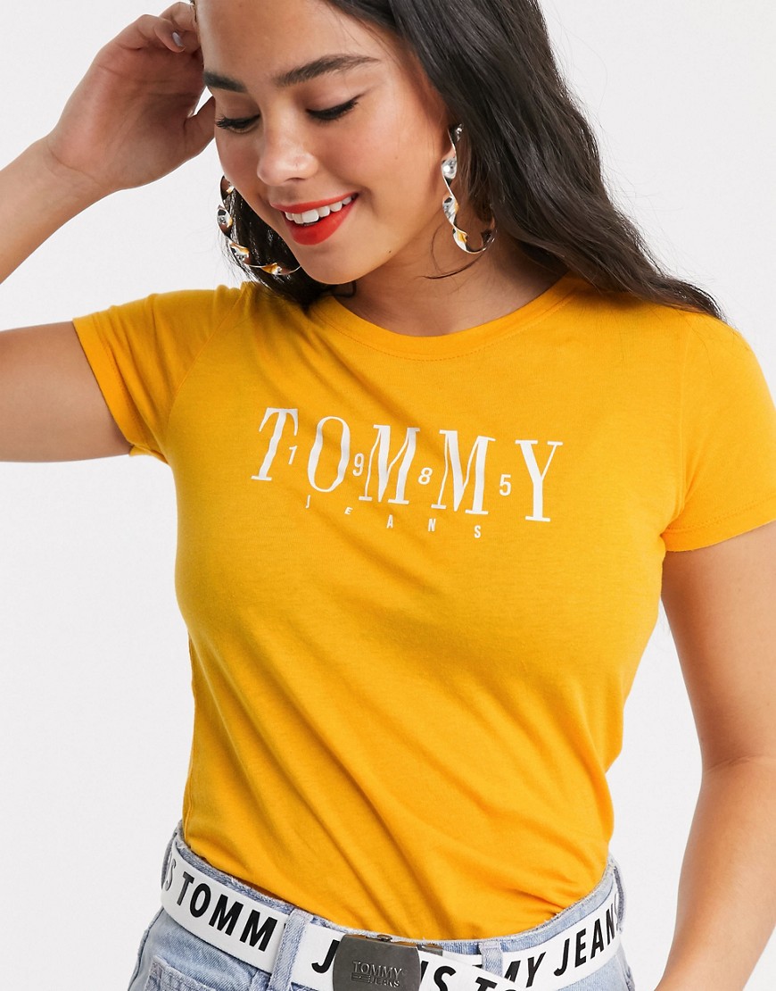 Tommy Jeans – Casual Tommy – T-shirt med logga-Gul