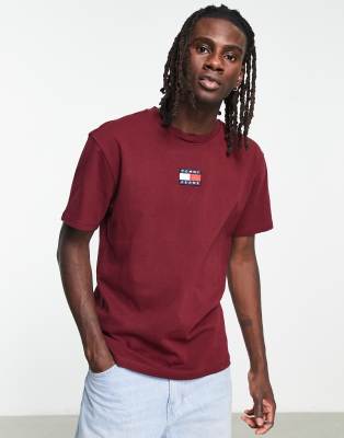 Tommy Jeans center badge logo T-shirt in burgundy-Red