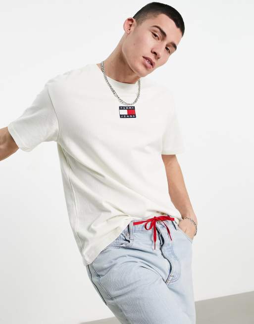 to spejder nær ved Tommy Jeans center badge logo T-shirt in cream | ASOS