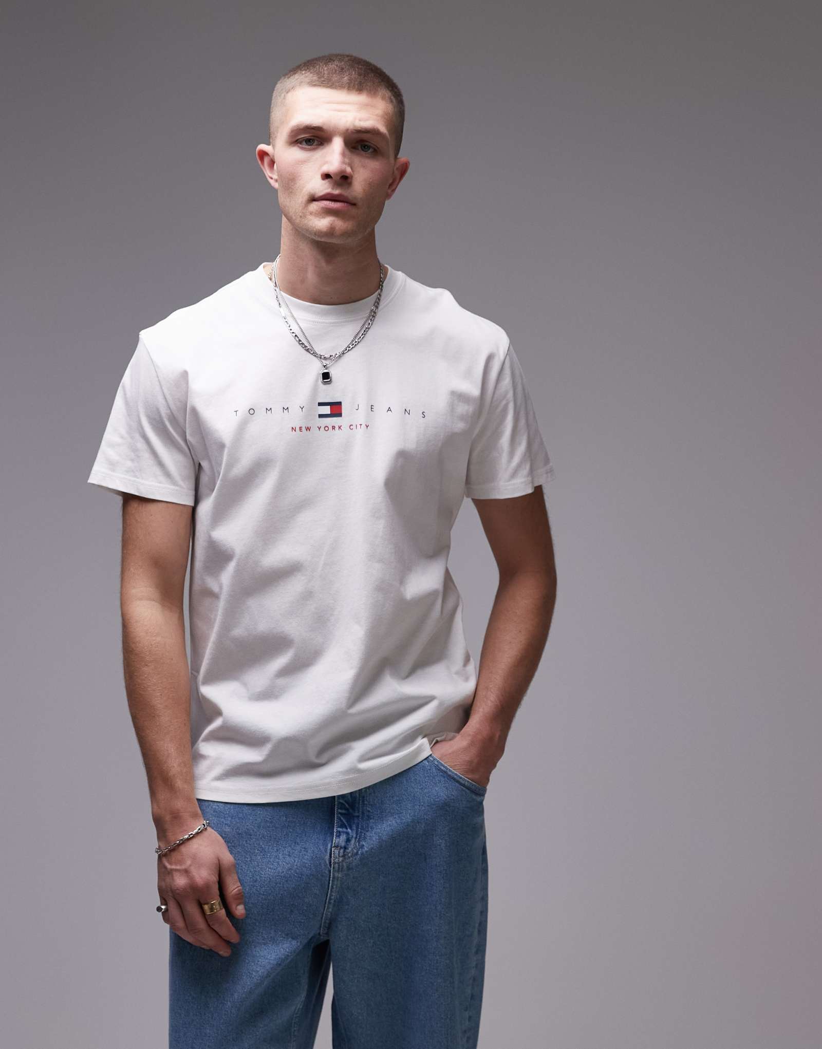 Футболка с линейным логотипом Tommy Jeans center белого цвета