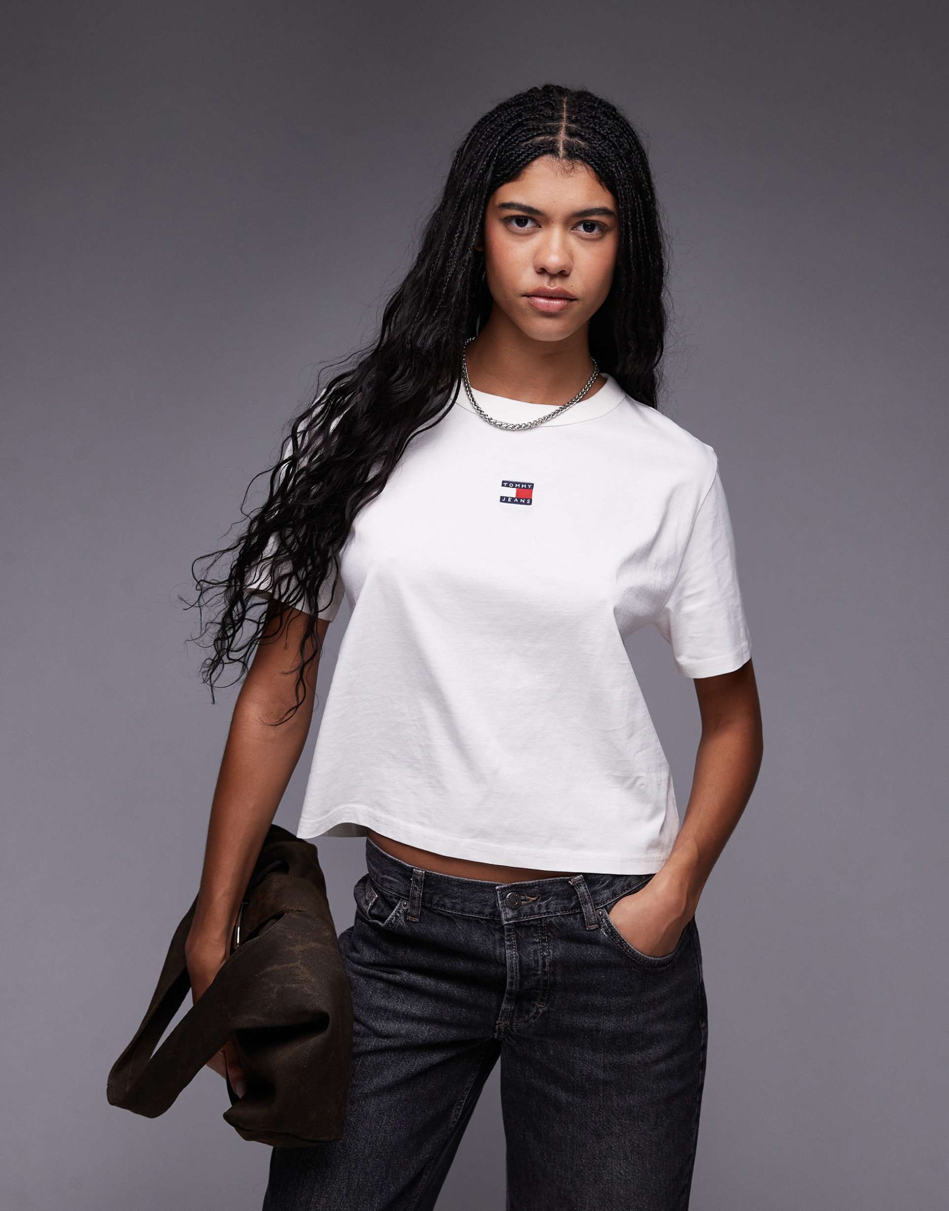 tommy jeans central badge boxy t-shirt in white