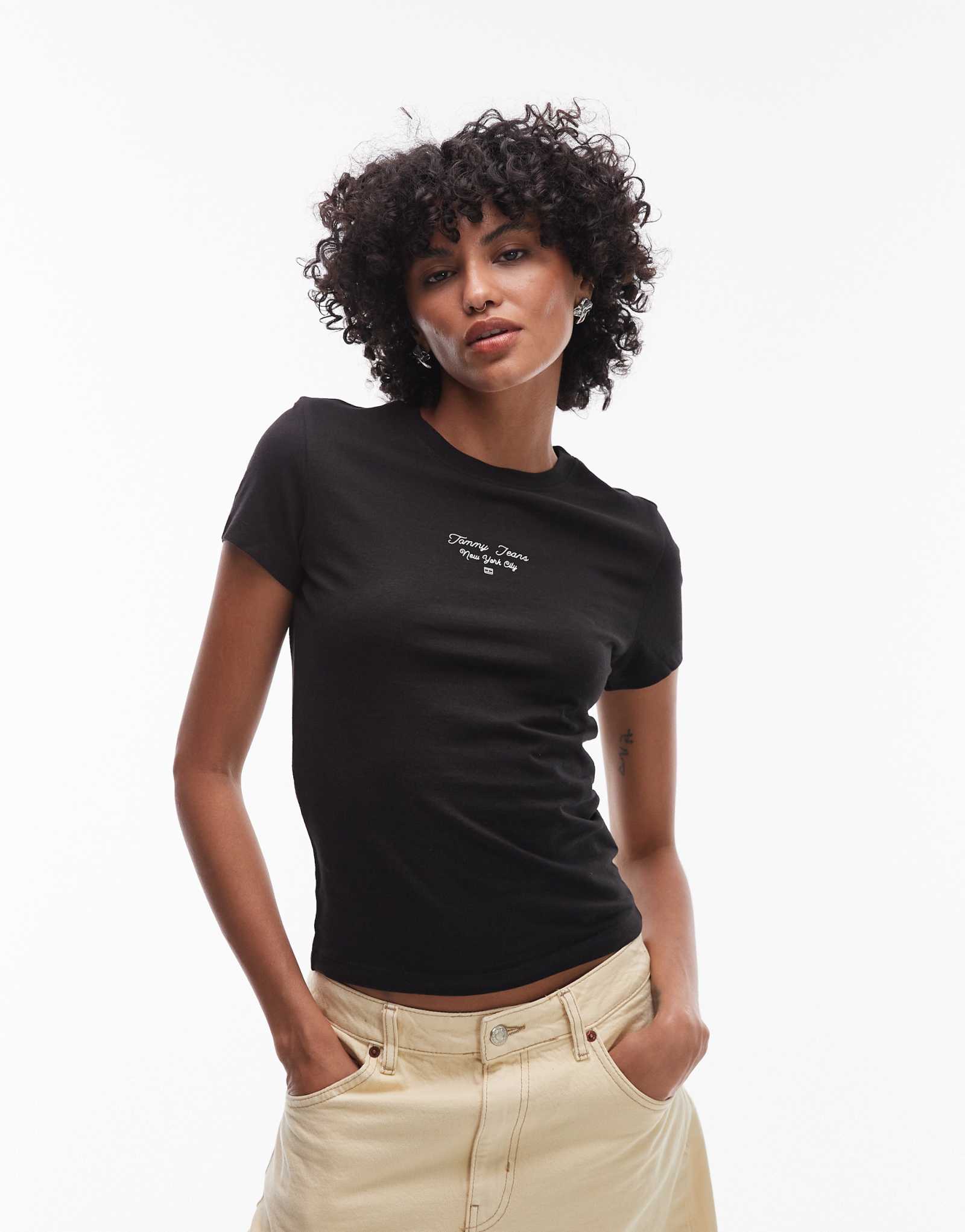 Черная футболка с центральным закрученным логотипом Tommy Jeans