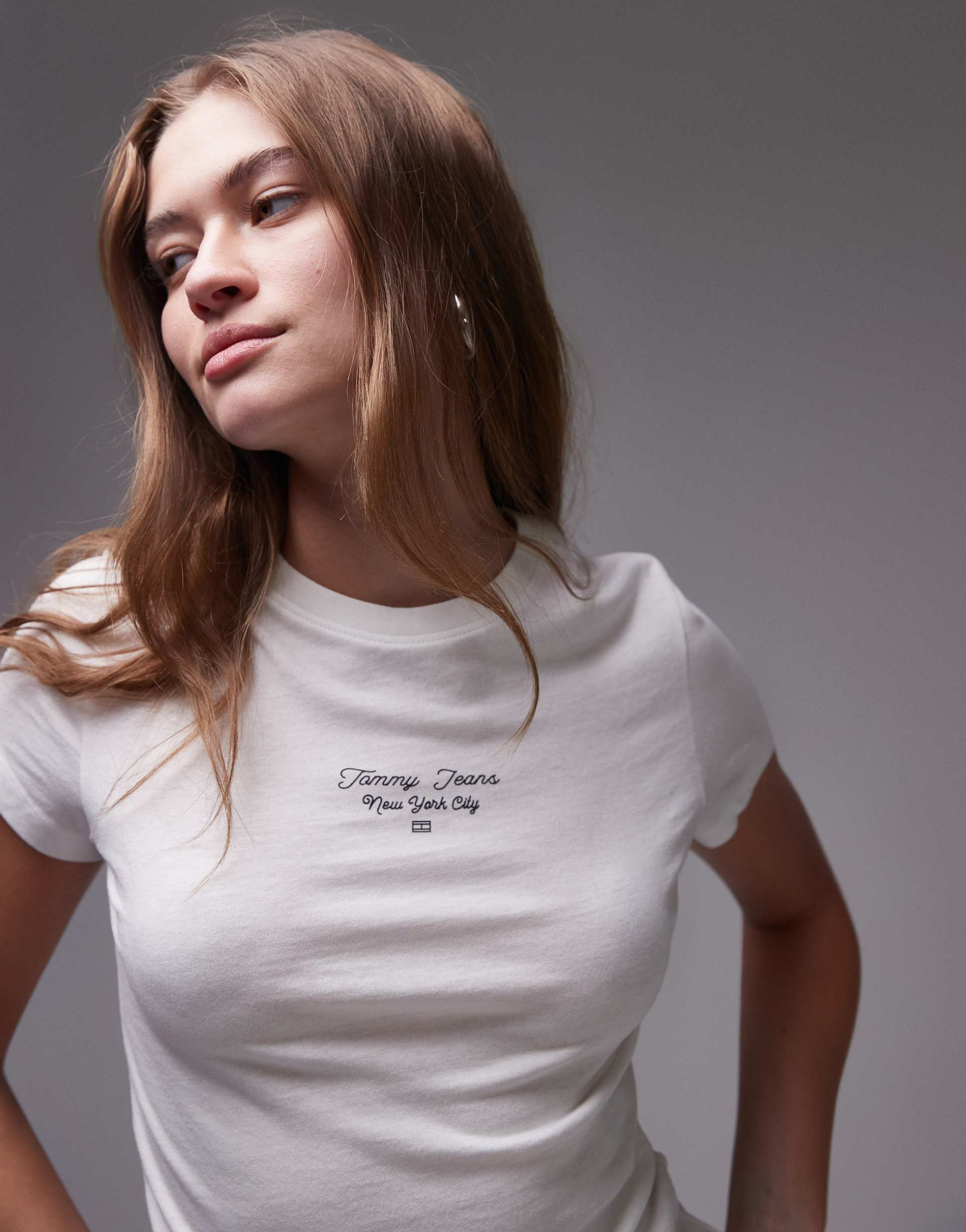 tommy jeans central swirly logo t-shirt in white