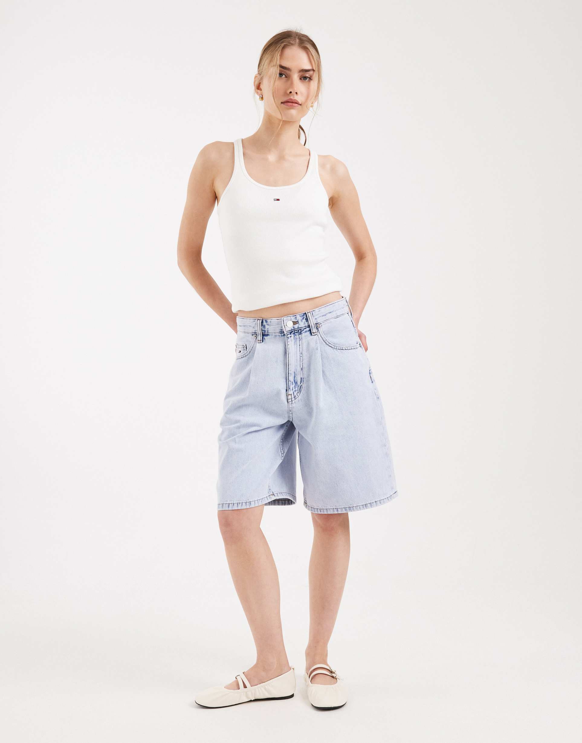 tommy jeans charlie denim shorts in light wash blue