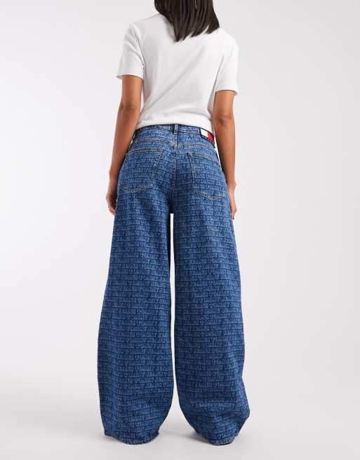 Tommy Jeans - Charlie - Jean ample à logo imprimé sur l'ensemble - Bleu moyen délavé, 2 de 5