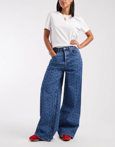 Tommy Jeans – Charlie – Locker geschnittene Jeans in mittlerer Waschung mit All-over-Logoprint - view 1