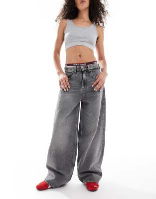 Tommy Jeans - Charlie - Lockere Jeans in verwaschenem Grau mit mittelhohem Bund und weitem Bein-Blau