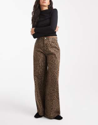 Tommy Jeans - Charlie - Lockere, weite Jeans mit Leopardenmuster-Bunt