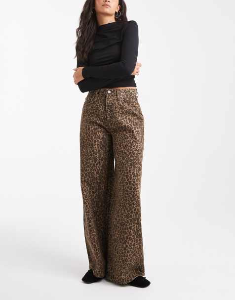 Tommy Jeans – Charlie – Lockere, weite Jeans mit Leopardenmuster - view 1