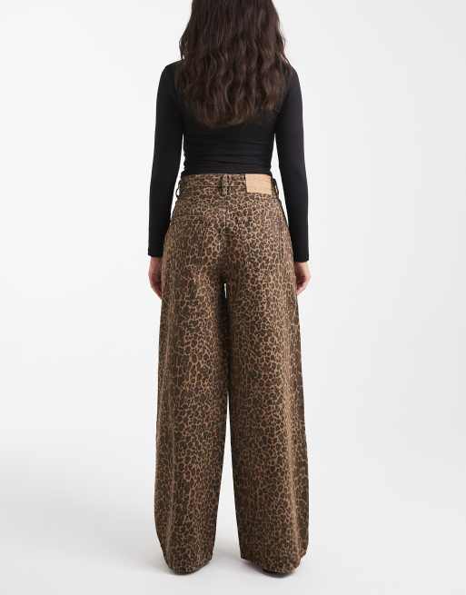 Tommy Jeans – Charlie – Lockere, weite Jeans mit Leopardenmuster, 3 von 5
