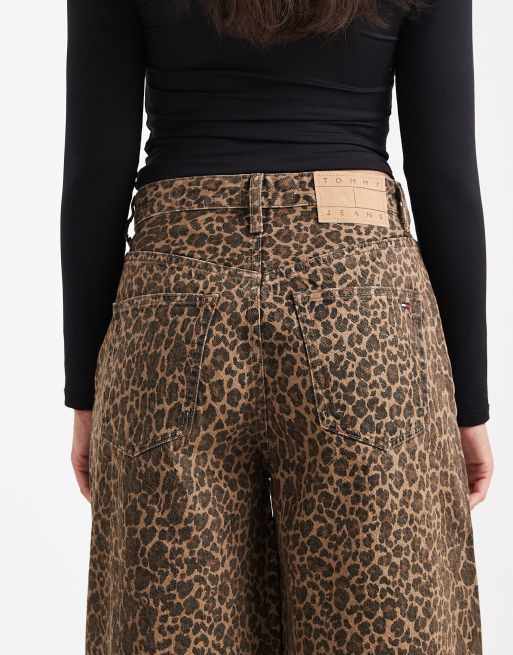 Tommy Jeans – Charlie – Lockere, weite Jeans mit Leopardenmuster, 4 von 5