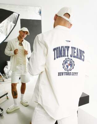 Tommy Jeans - Chemise en coton à logo style universitaire - Blanc cassé - WHITE | ASOS