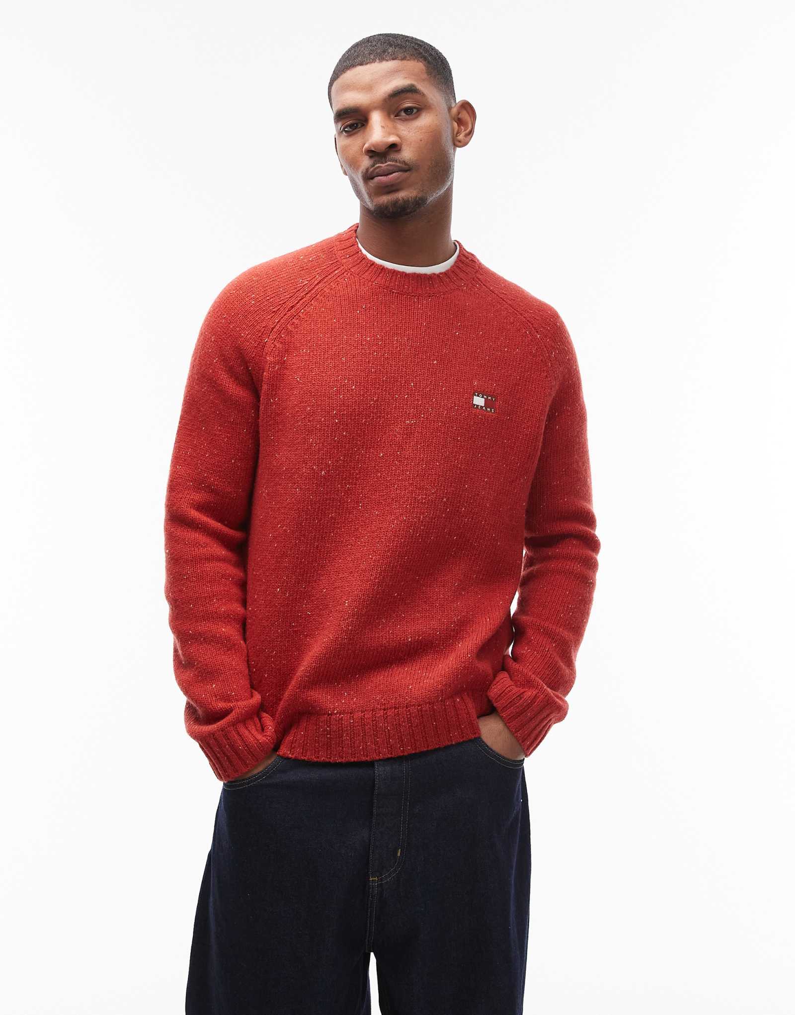 Красный свитер в крапинку с логотипом Tommy Jeans на груди в виде флага