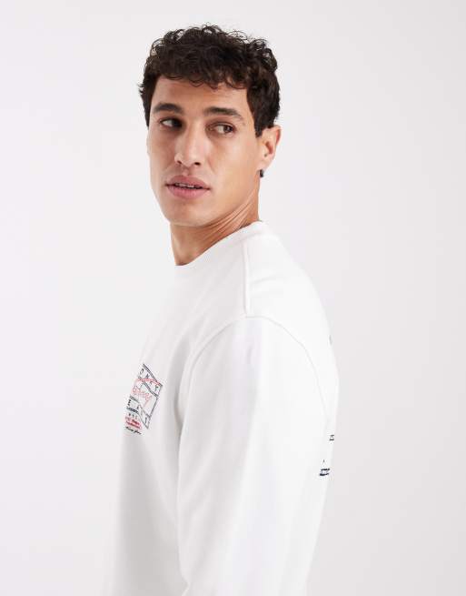 Tommy Jeans chest flag logo sweatshirt in white, 4 of 5