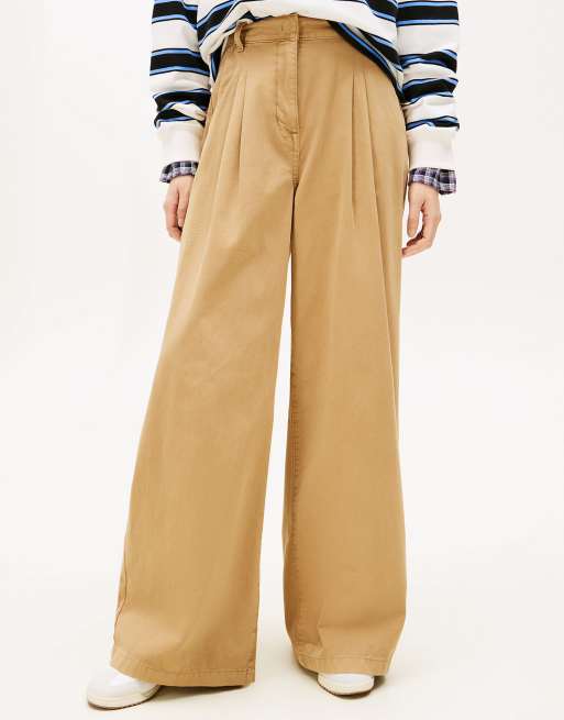 Tommy Jeans chino large à jambes plissées en sergé camel intemporel, 2 de 5