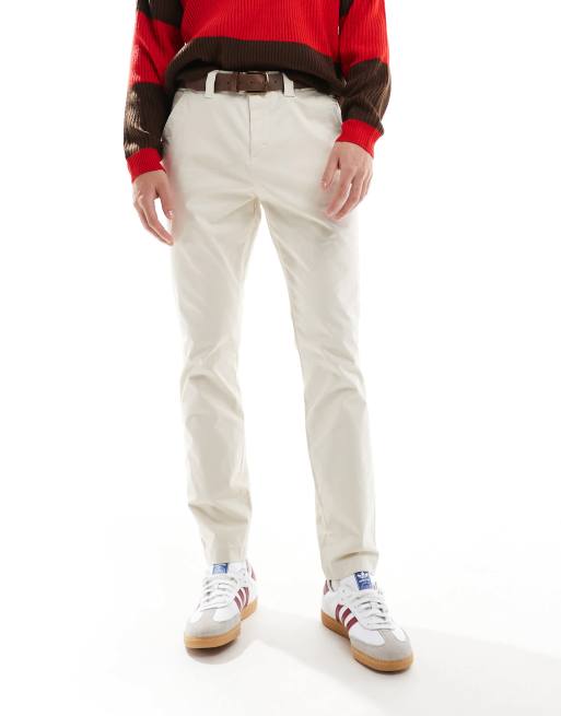 Tommy Jeans – Chinohose mit schmalem Schnitt in Weiß