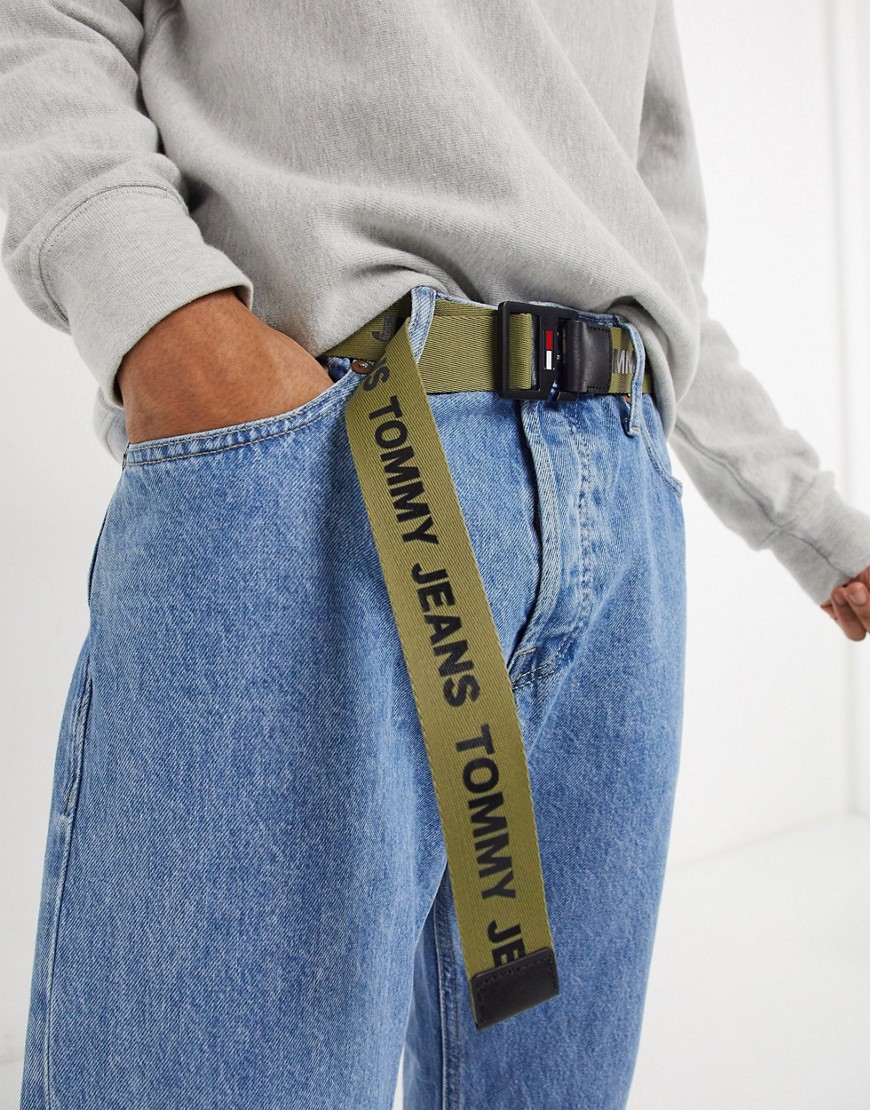 Tommy Jeans - Cintura kaki con logo e anello a D-Verde